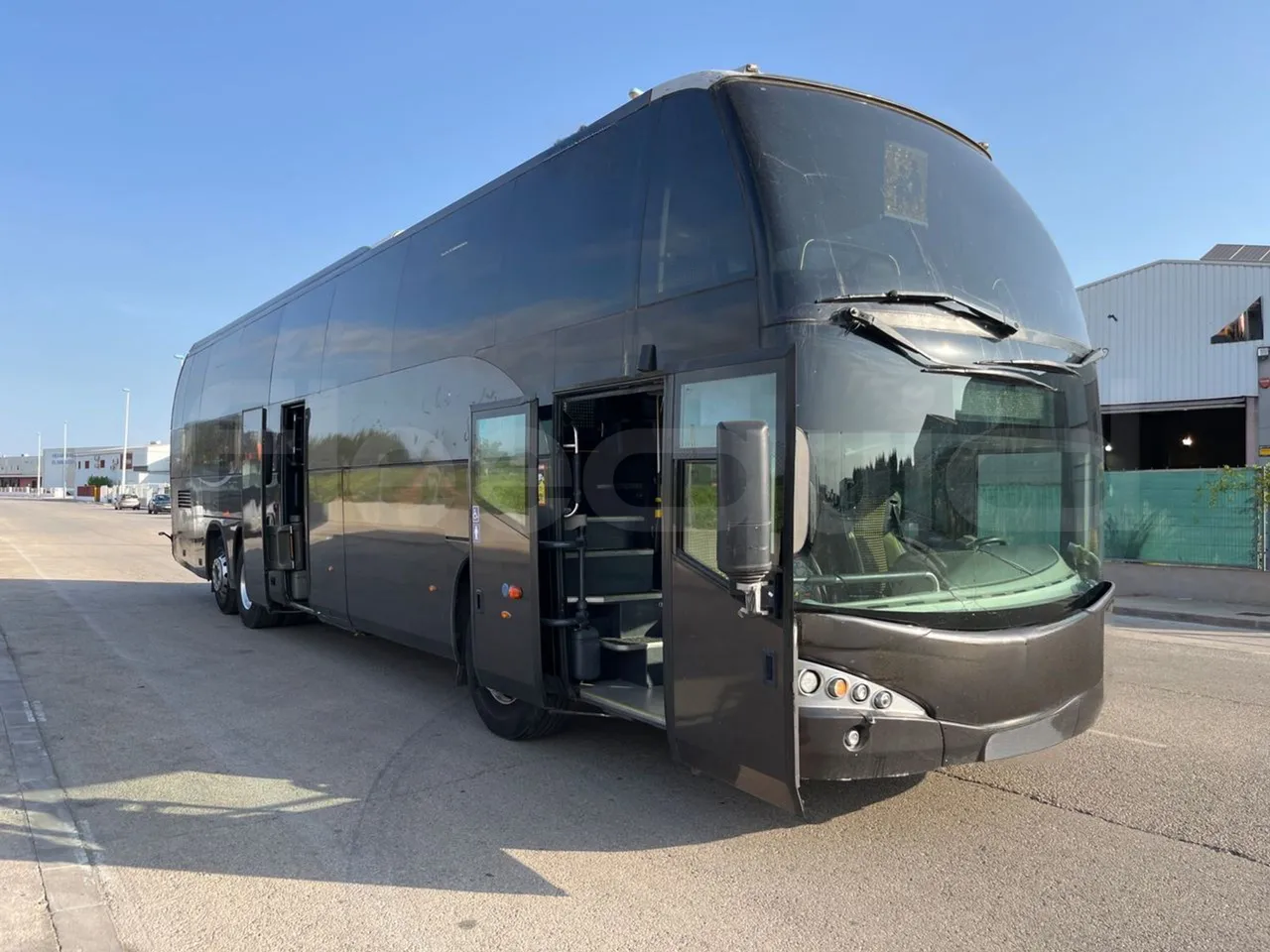 Beulas Man Glory HOC 24.480/ Euro5 - 353 Kw - 13.9 Mt - 3/4 right front doors open