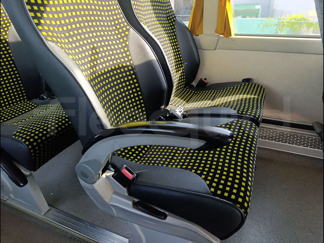 Beulas Man Glory HOC 24.480/ Euro5 - 353 Kw - 13.9 Mt - armrest detail photo