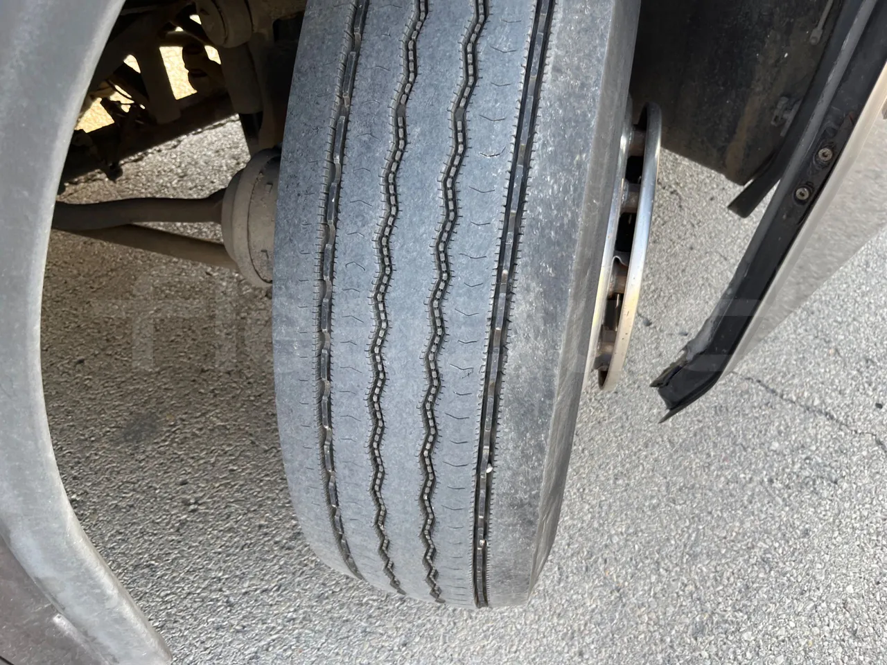 Beulas Man Glory HOC 24.480/ Euro5 - 353 Kw - 13.9 Mt - tread condition front tires right