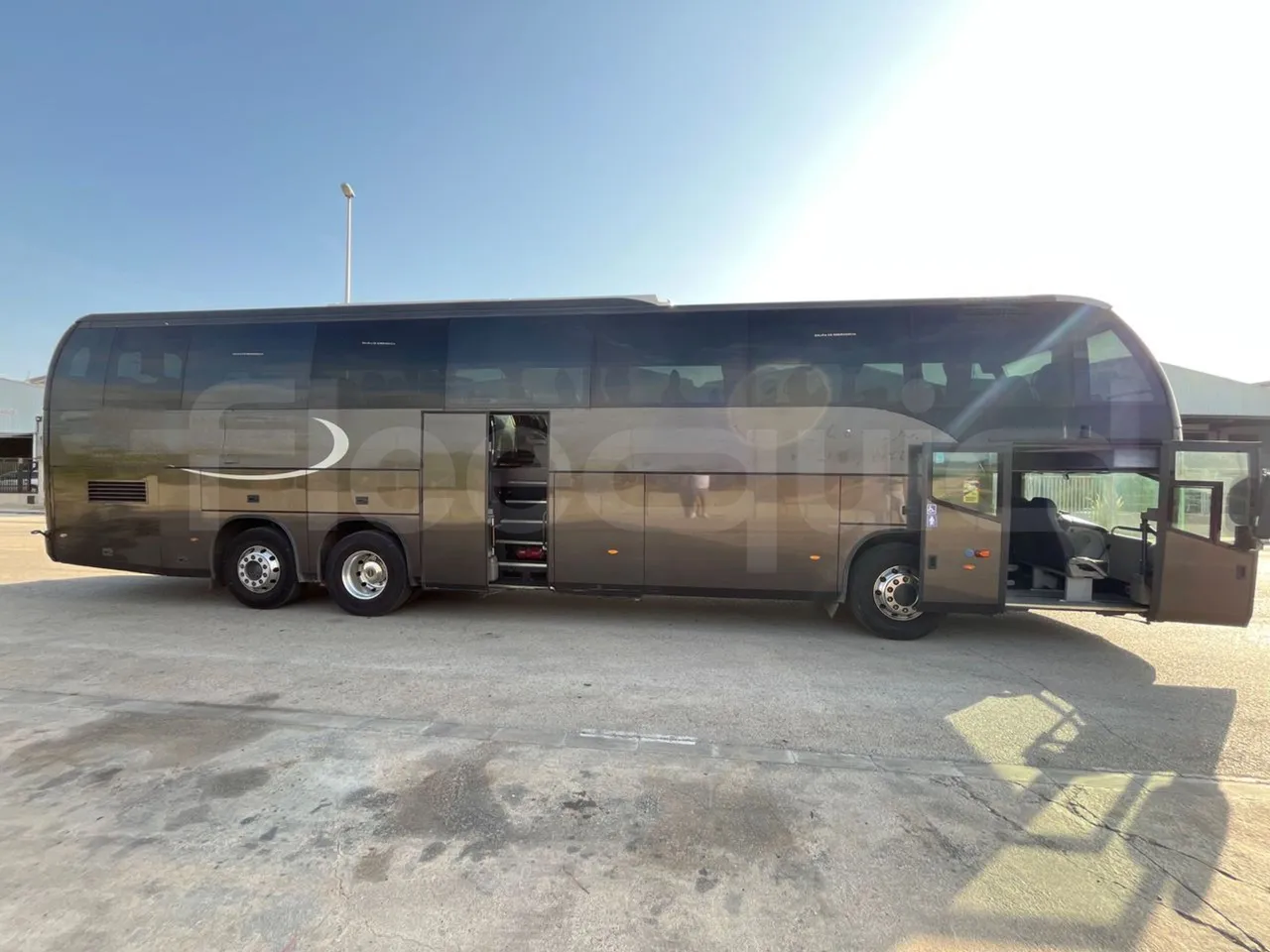 Beulas Man Glory HOC 24.480/ Euro5 - 353 Kw - 13.9 Mt - right side doors open