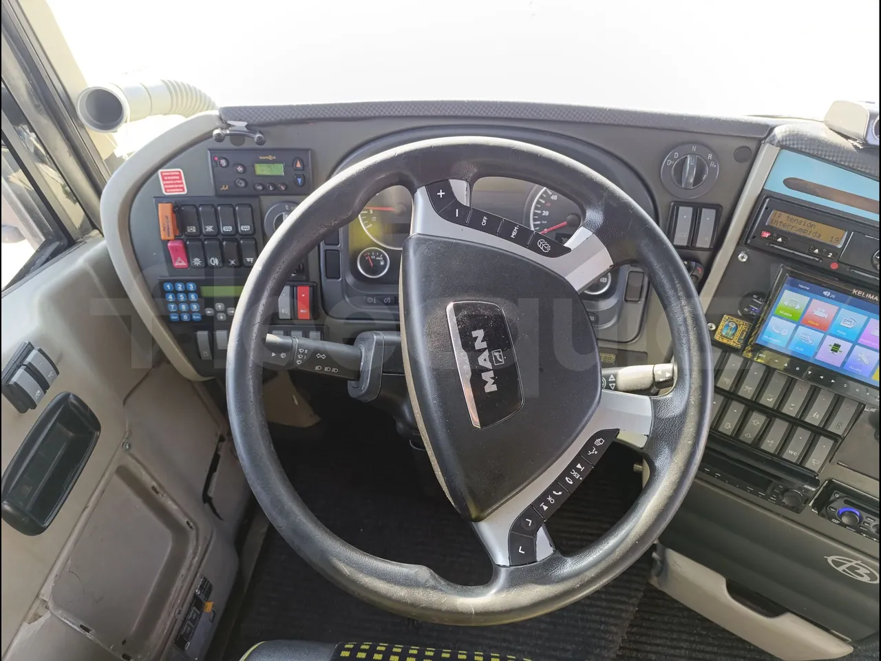 Beulas Man Glory HOC 24.480/ Euro5 - 353 Kw - 13.9 Mt - steering wheel photo