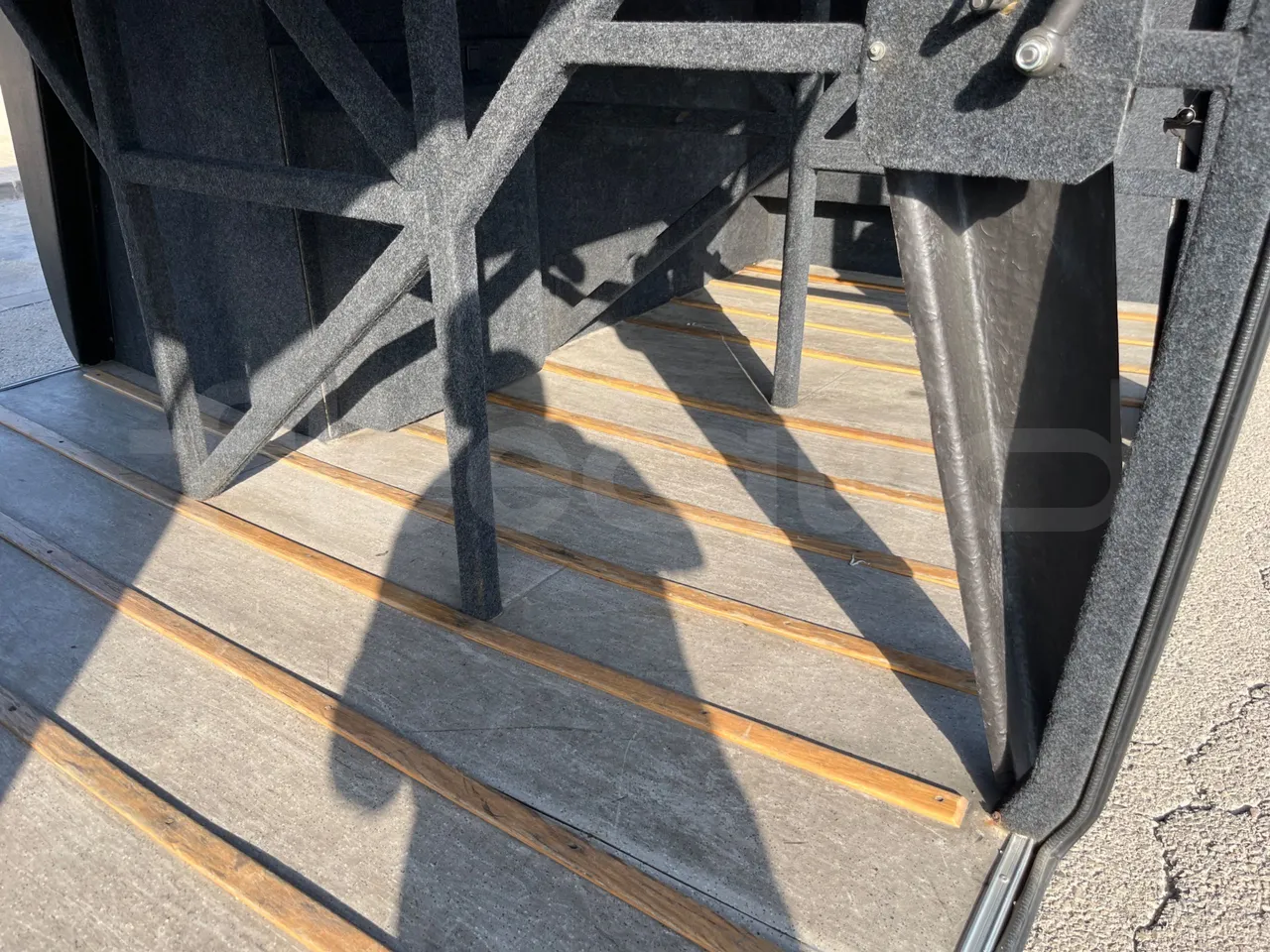 Beulas Man Glory HOC 24.480/ Euro5 - 353 Kw - 13.9 Mt - under carpet photo