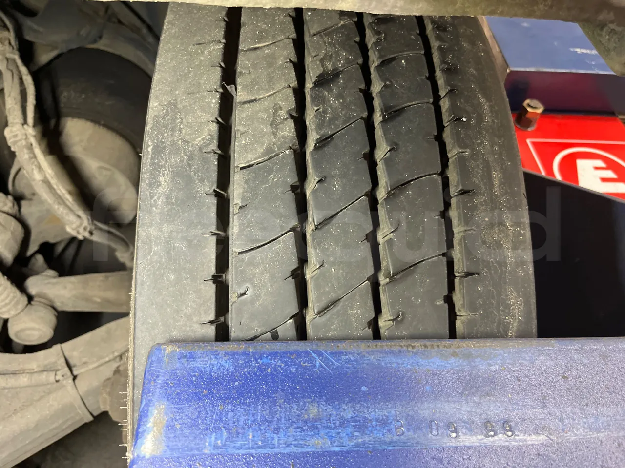 Mercedes-Benz Conecto 628B02.BD1GKEB/ Euro 6 - 265 Kw - 17.956 Mt - tread condition front tires left