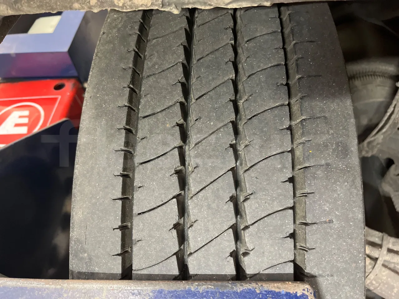 Mercedes-Benz Conecto 628B02.BD1GKEB/ Euro 6 - 265 Kw - 17.956 Mt - tread condition front tires right