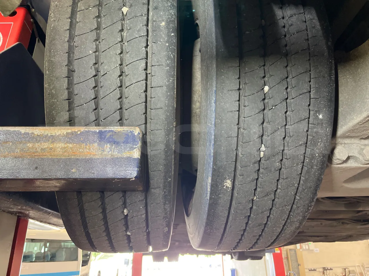 Mercedes-Benz Conecto 628B02.BD1GKEB/ Euro 6 - 265 Kw - 17.956 Mt - tread condition second axle tires left