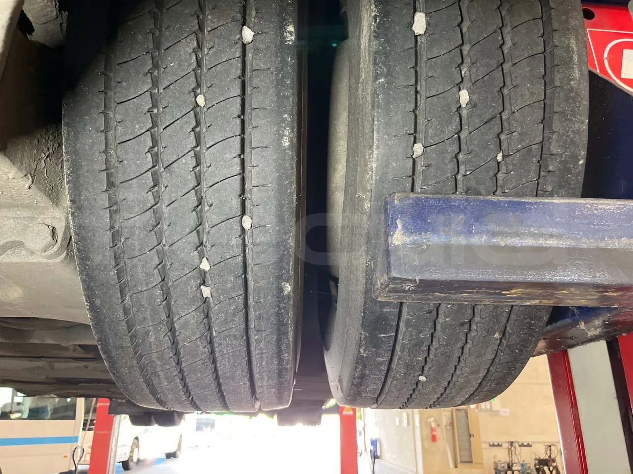Mercedes-Benz Conecto 628B02.BD1GKEB/ Euro 6 - 265 Kw - 17.956 Mt - tread condition second axle tires right