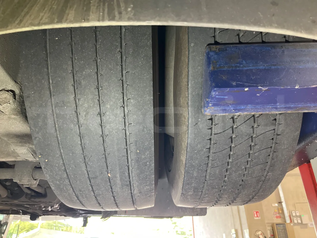Mercedes-Benz Conecto 628B02.BD1GKEB/ Euro 6 - 265 Kw - 17.956 Mt - tread condition third axle tires left