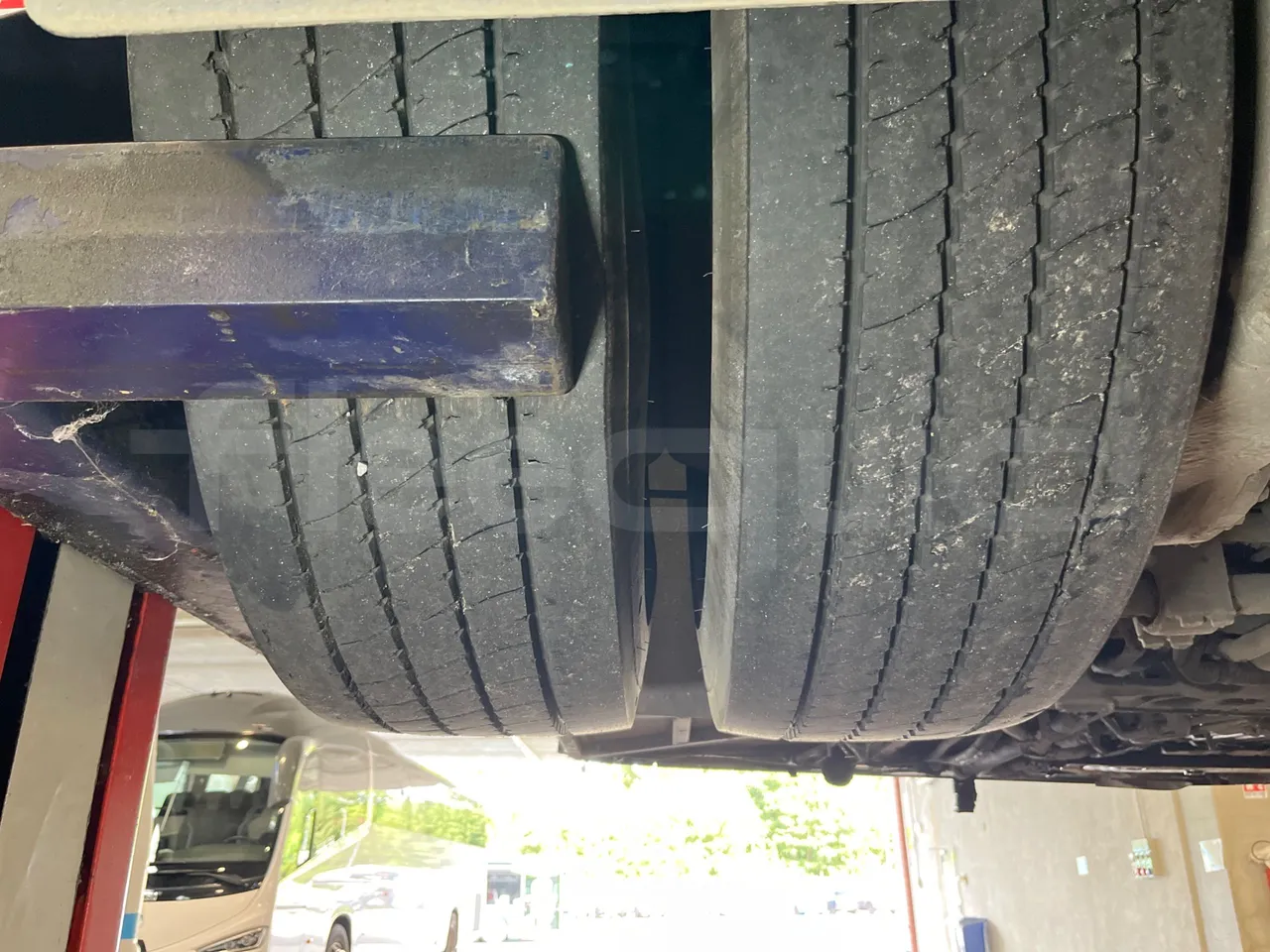 Mercedes-Benz Conecto 628B02.BD1GKEB/ Euro 6 - 265 Kw - 17.956 Mt - tread condition third axle tires right