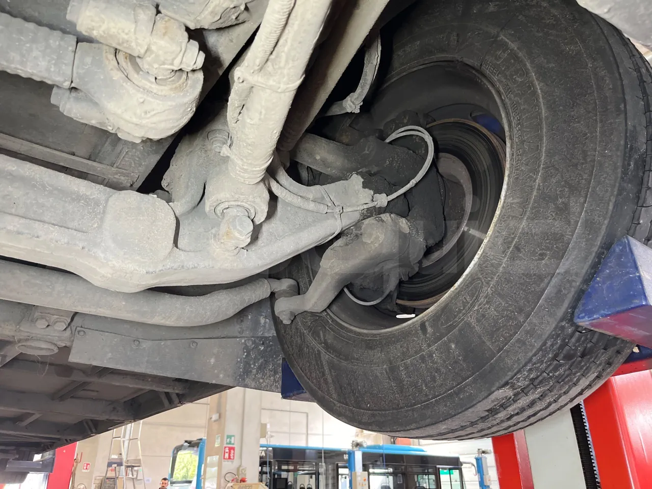 Mercedes-Benz Conecto 628B02.BD1GKEB/ Euro 6 - 265 Kw - 17.956 Mt - front axle left side
