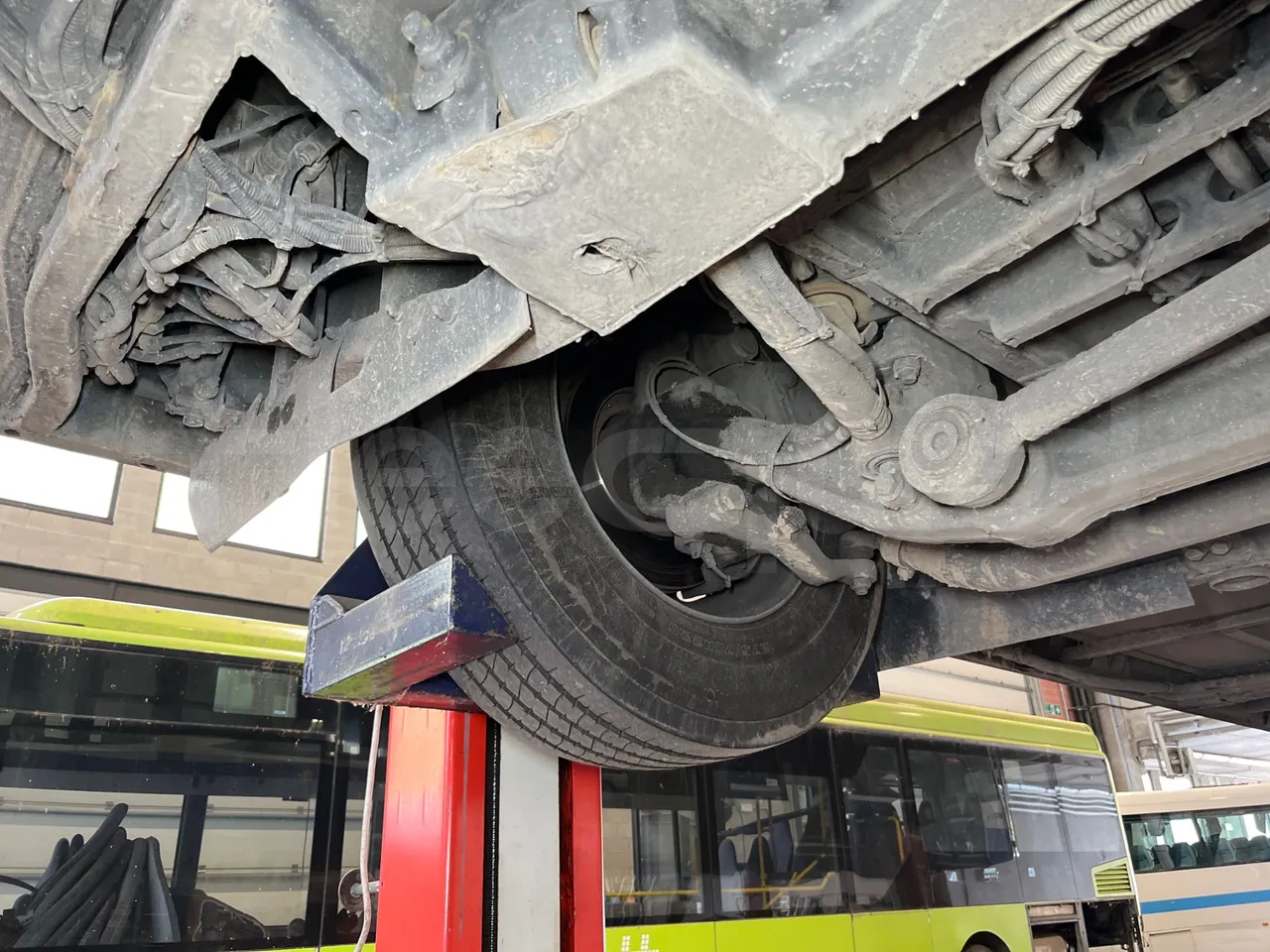 Mercedes-Benz Conecto 628B02.BD1GKEB/ Euro 6 - 265 Kw - 17.956 Mt - front axle right side