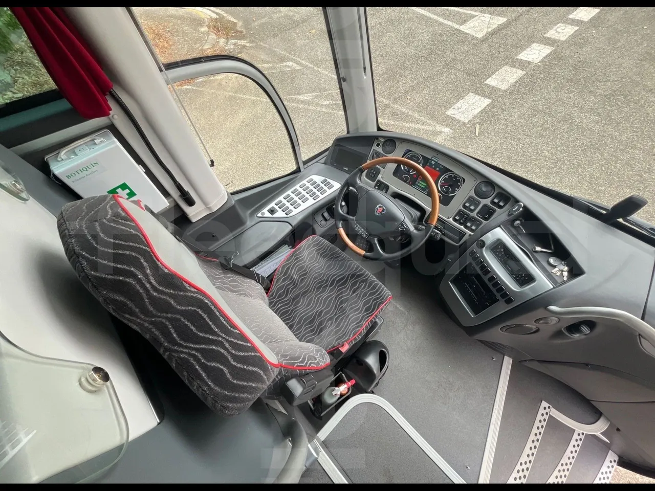 Scania Irizar 1613.37/ Euro 6  - 331 Kw - 12.92 Mt - driver's seat photo