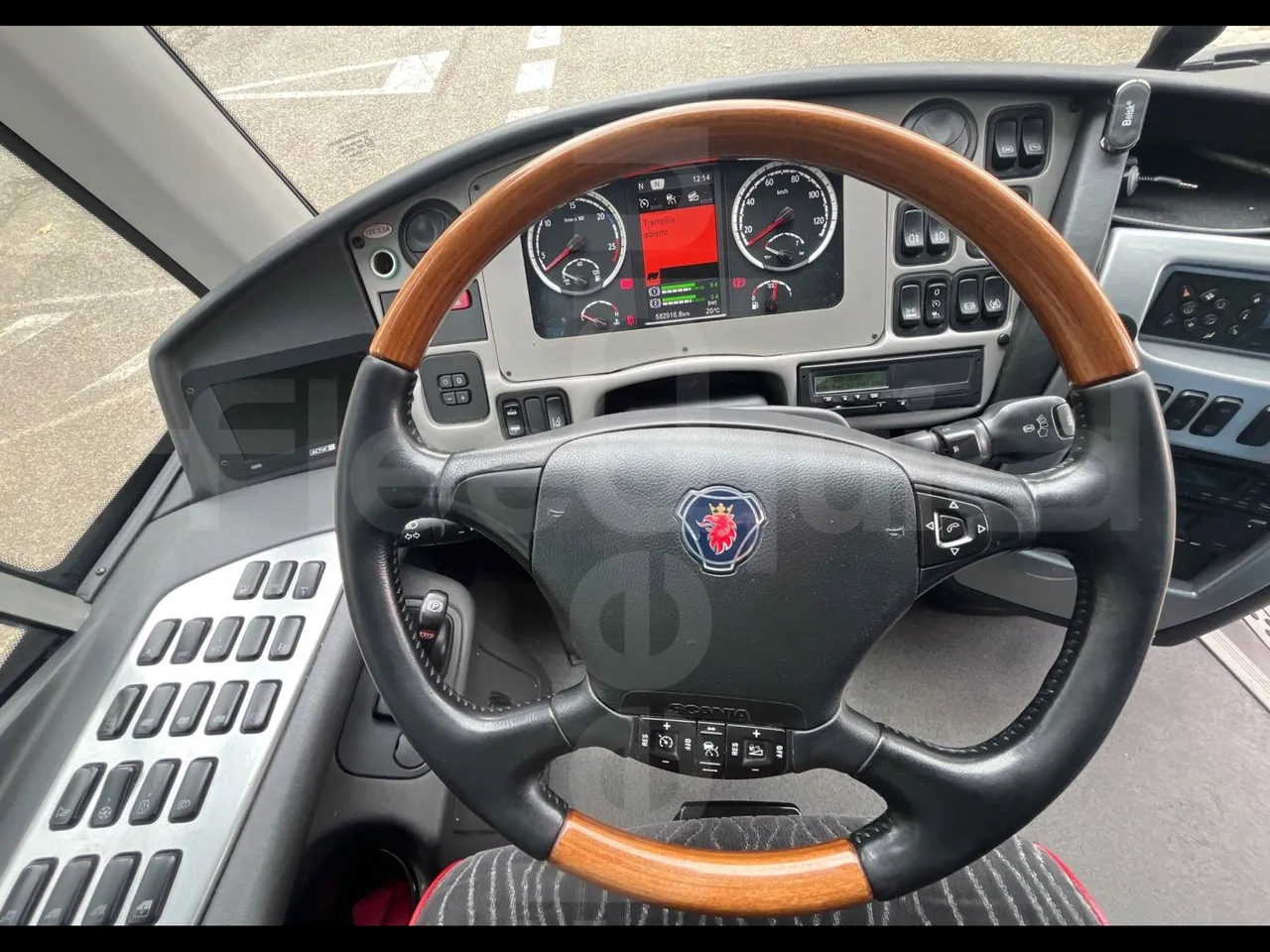 Scania Irizar 1613.37/ Euro 6  - 331 Kw - 12.92 Mt - steering wheel photo