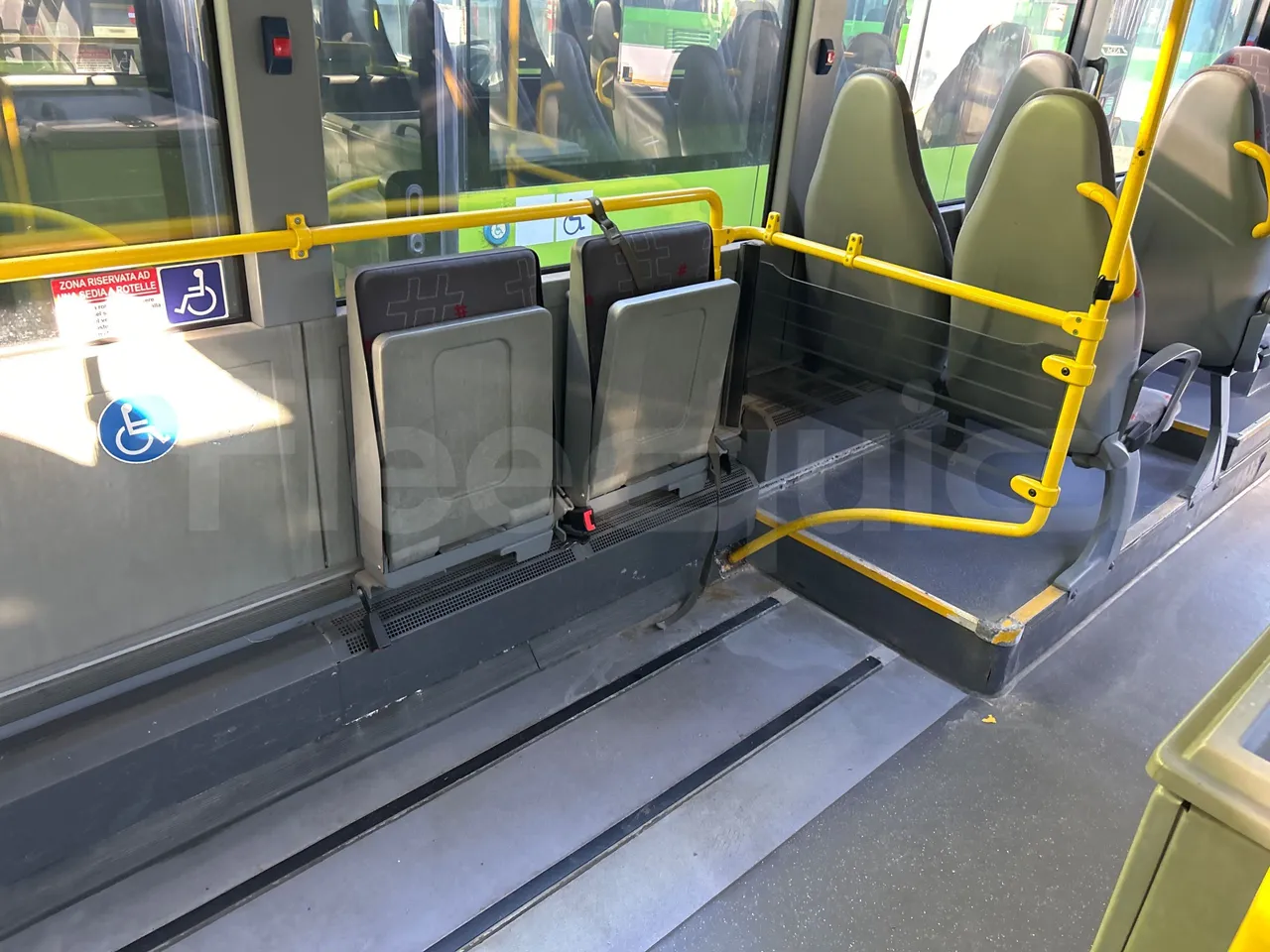 Mercedes-Benz Citaro O 530 LE - Euro5 - 220kW - 13.057mt - disabled area photo