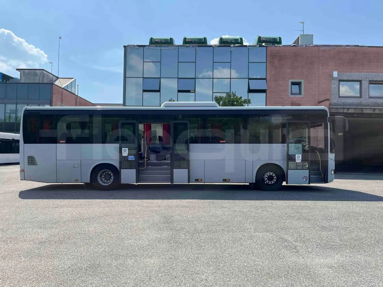 Iveco Crossway SFR160 - Euro5 - 280KW - 11.955mt - right side doors open