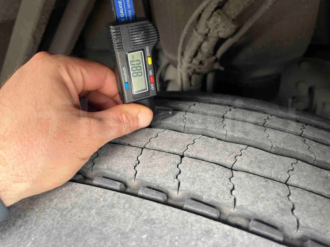Scania Tata Hispano - tread condition front tires left