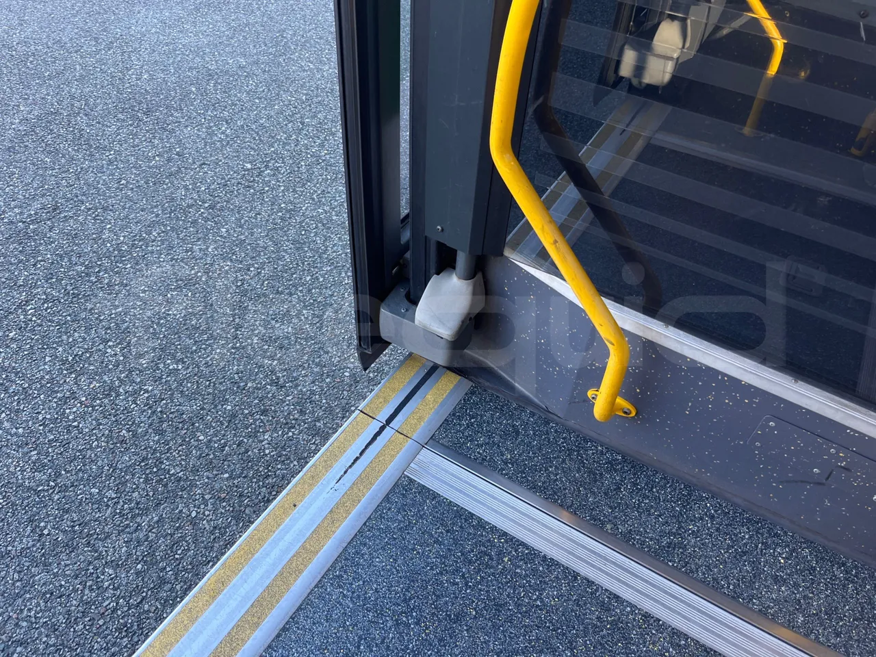 Mercedes-Benz O 530 G/4P - EUR5 - 260kW - 17.940m - door mechanism photo