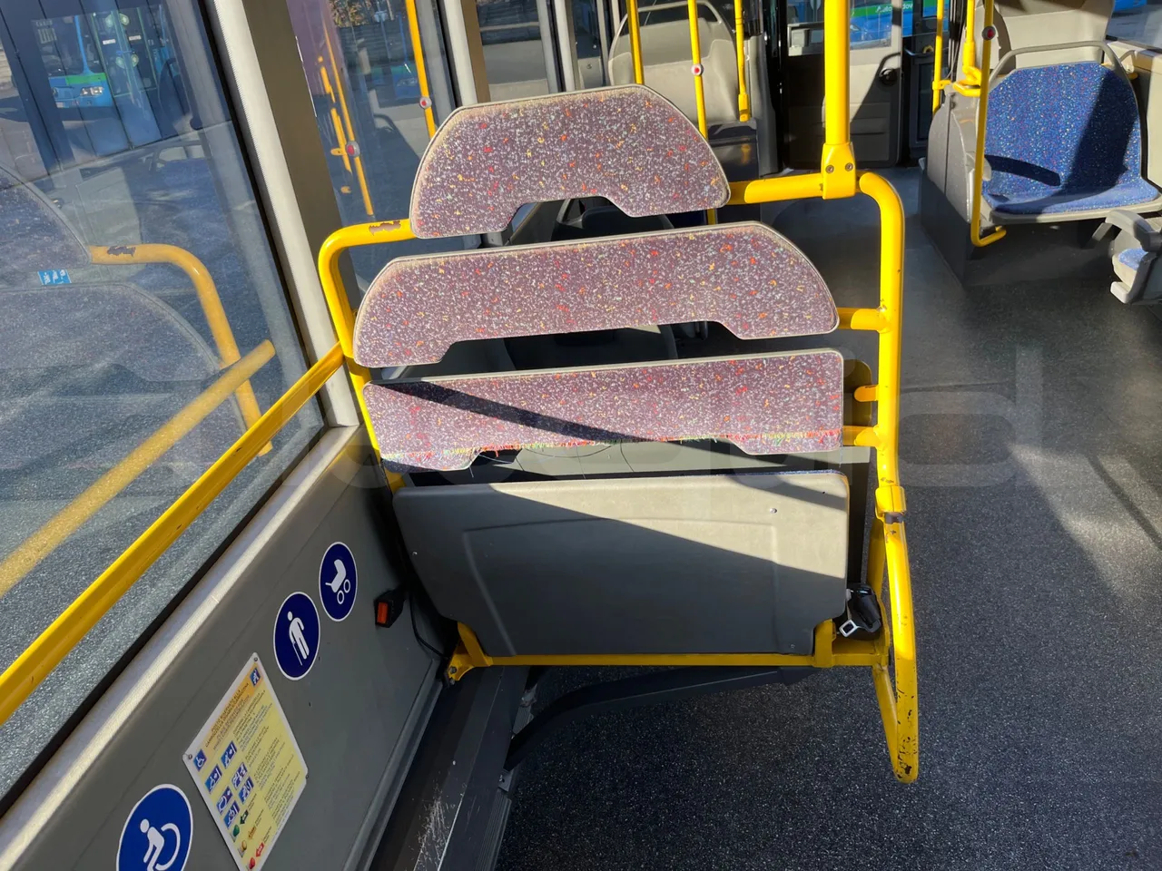 Mercedes-Benz O 530 G/4P - EUR5 - 260kW - 17.940m - folding seat photo