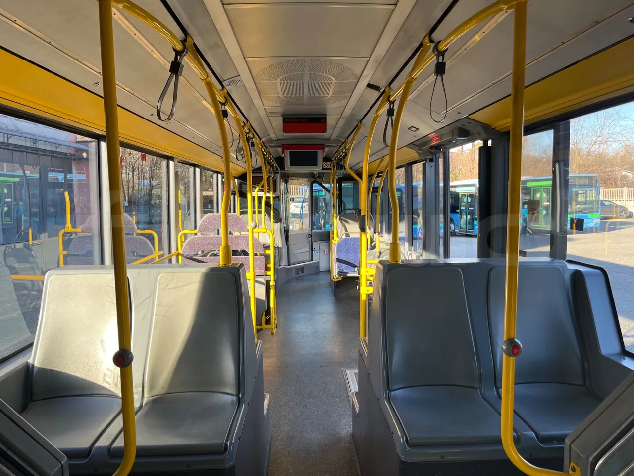 Mercedes-Benz O 530 G/4P - EUR5 - 260kW - 17.940m - forward view middle aisle