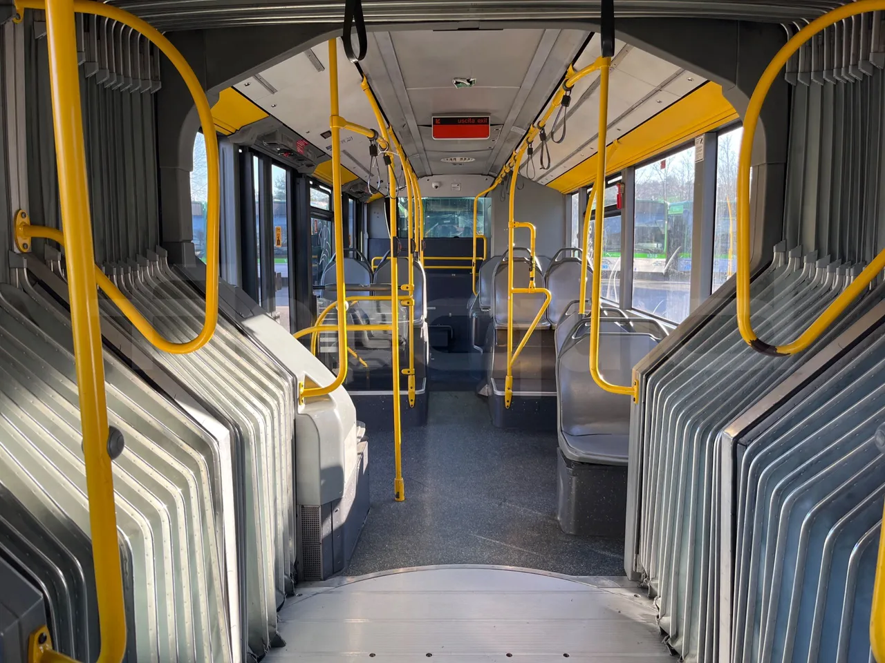 Mercedes-Benz O 530 G/4P - EUR5 - 260kW - 17.940m - reverse view middle aisle