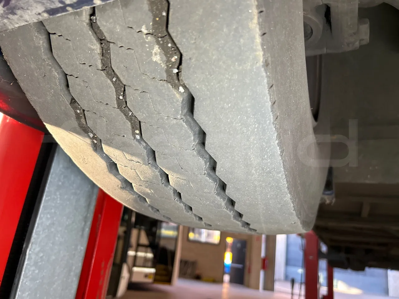 Mercedes-Benz O 530 G/4P - EUR5 - 260kW - 17.940m - tread condition front tires right