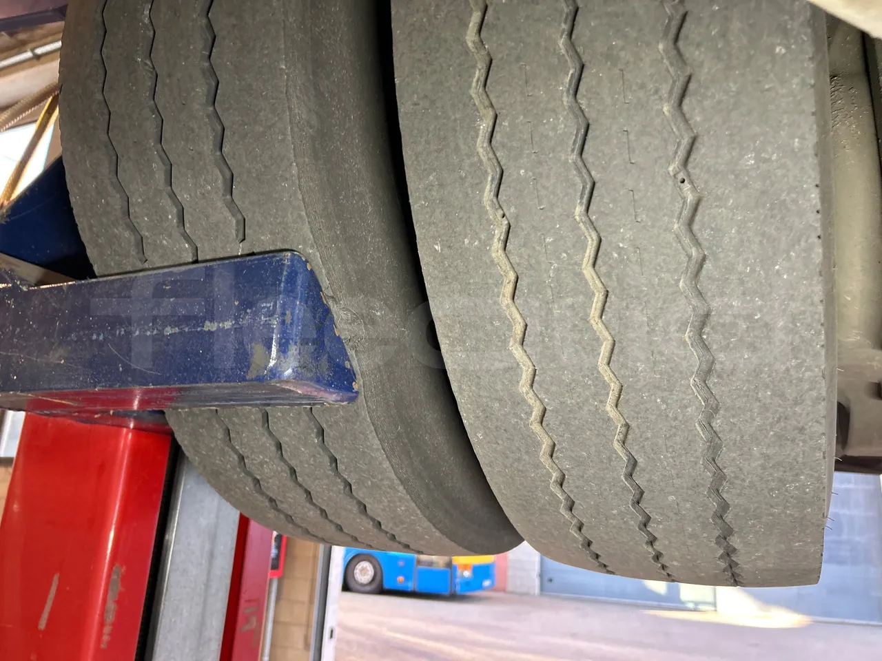 Mercedes-Benz O 530 G/4P - EUR5 - 260kW - 17.940m - tread condition third axle tires left