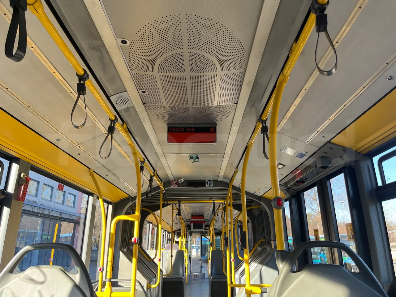 Mercedes-Benz O 530 G/4P - EUR5 - 260kW - 17.940m - overhead compartments photo