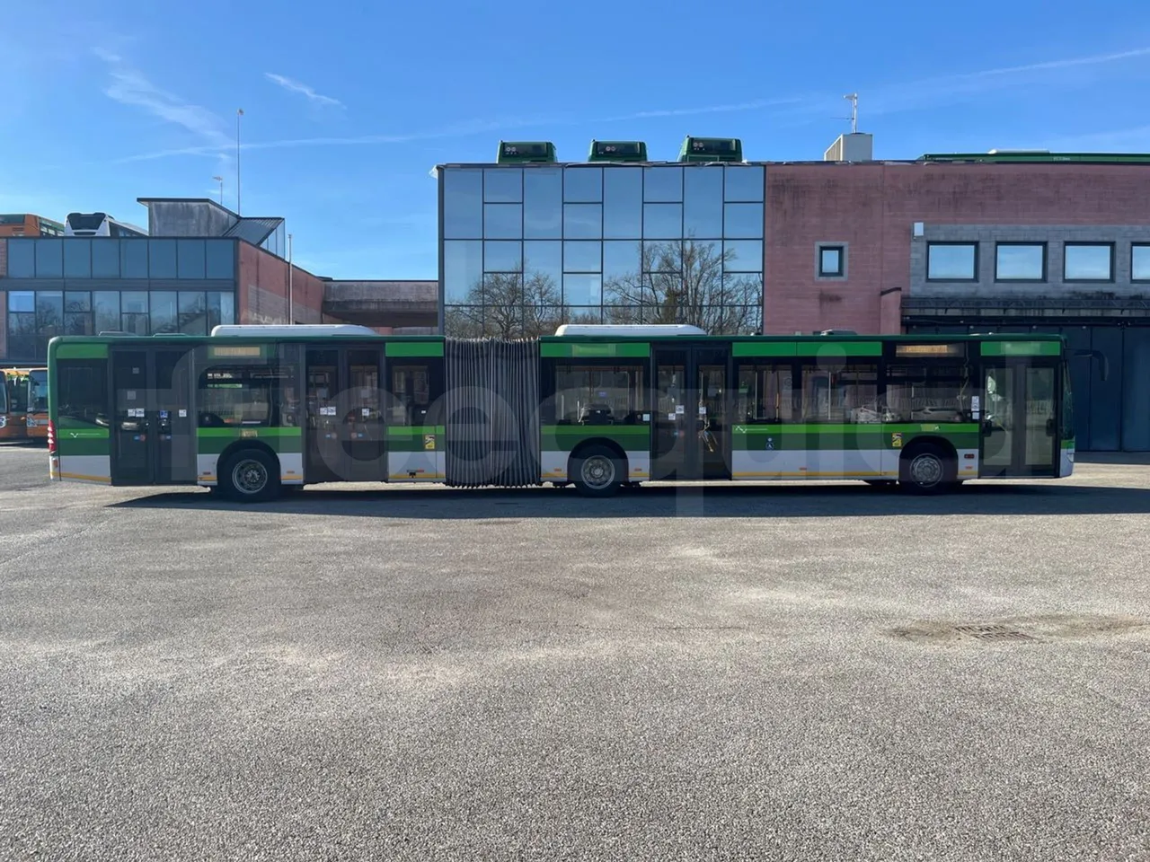 Mercedes-Benz O 530 G/4P - EUR5 - 260kW - 17.940m - right side doors closed