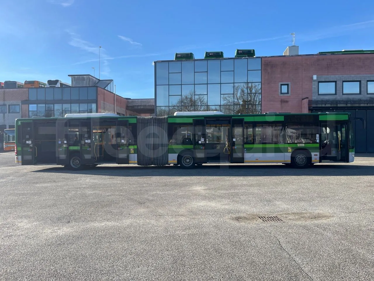 Mercedes-Benz O 530 G/4P - EUR5 - 260kW - 17.940m - right side doors open