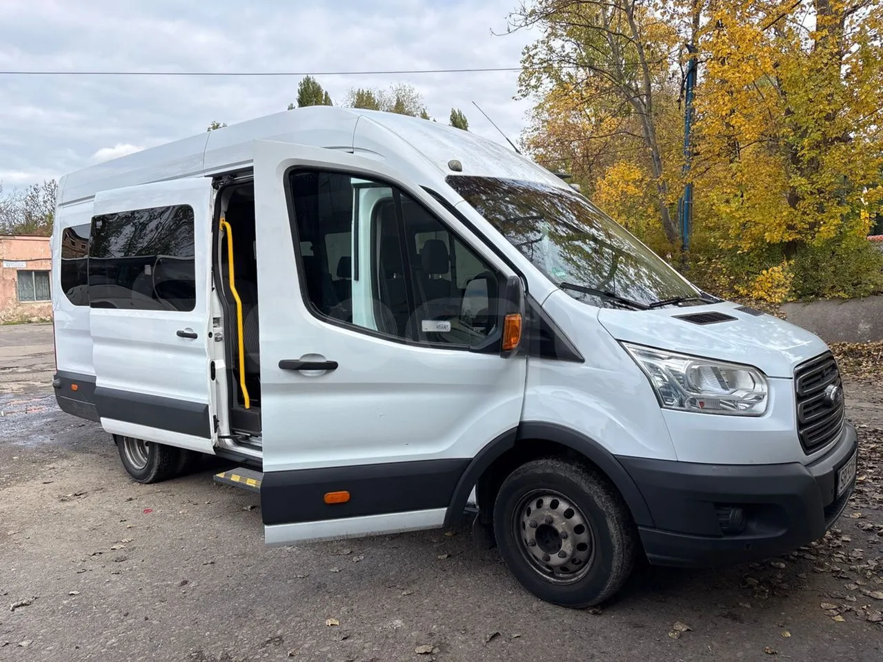 Ford Transit FBD-EURO VI -114KW-6.704M - 3/4 right front doors open