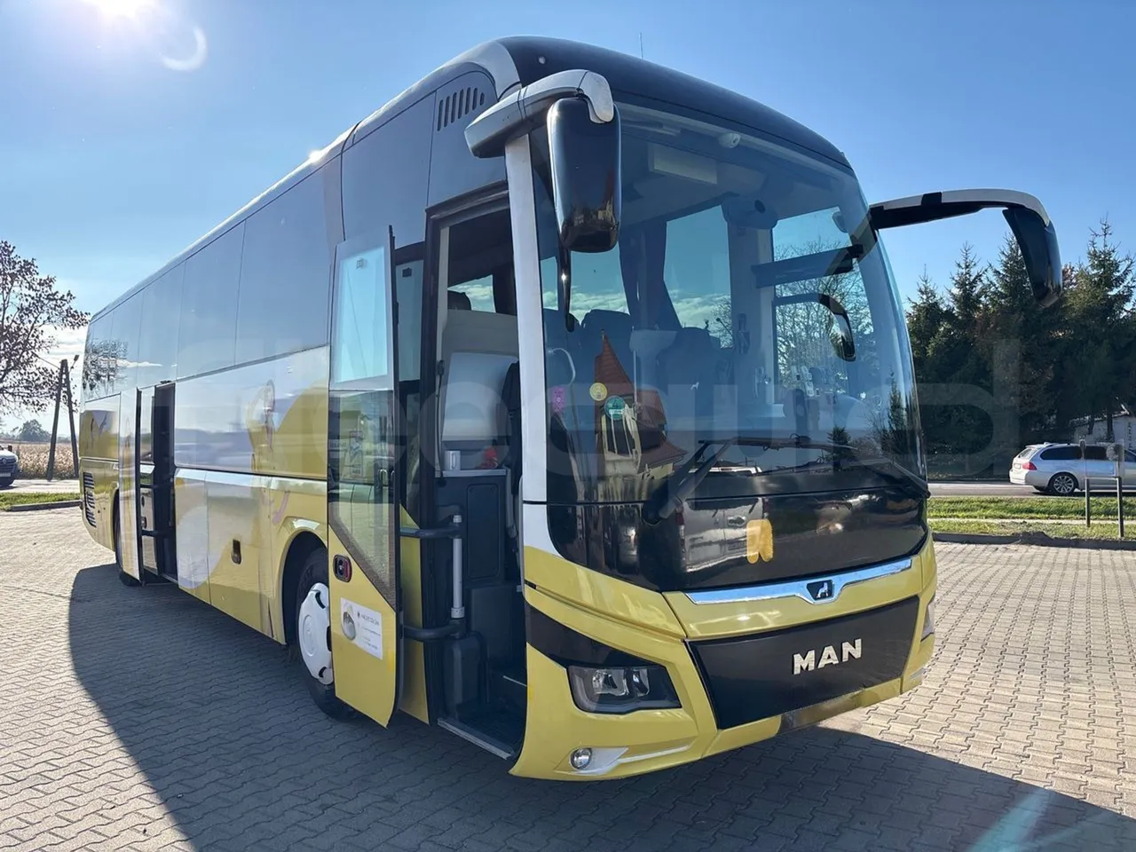 Man Lion's Coach J0AAB -EUR6 -309kW -12.101m - 3/4 right front doors open
