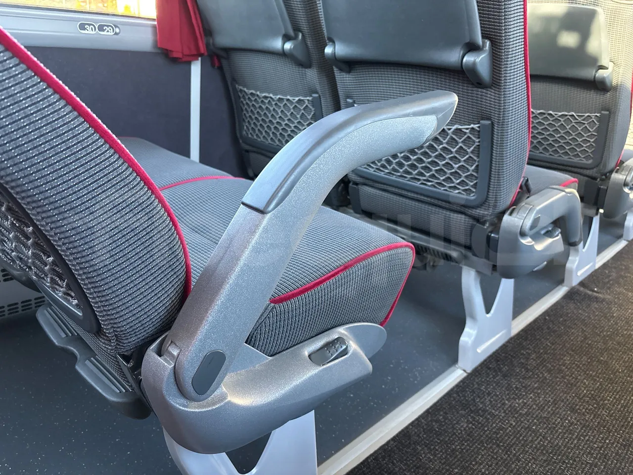 Man Lion's Coach J0AAB -EUR6 -309kW -12.101m - armrest detail photo