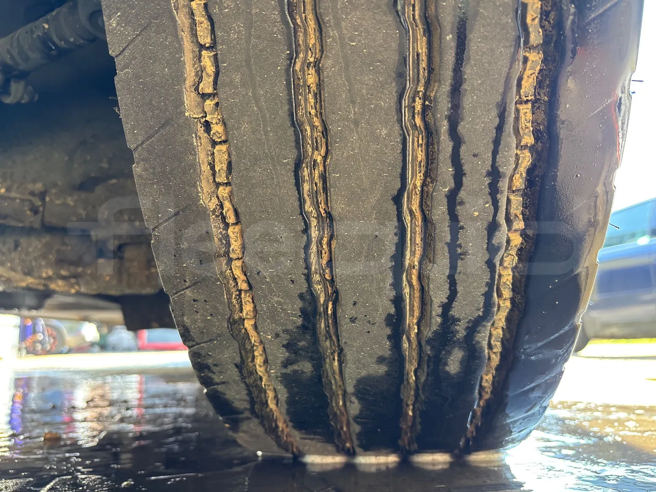 Man Lion's Coach J0AAB -EUR6 -309kW -12.101m - tread condition front tires left