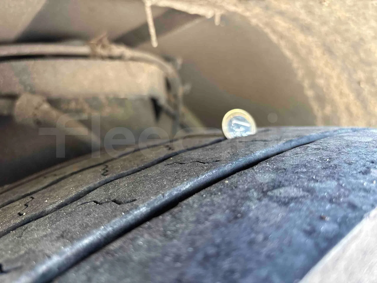 Setra S415 S415 - EUR6 - tread condition front tires right