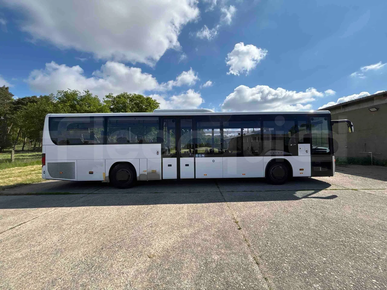 Setra S415 S415 - EUR6 - right side doors closed