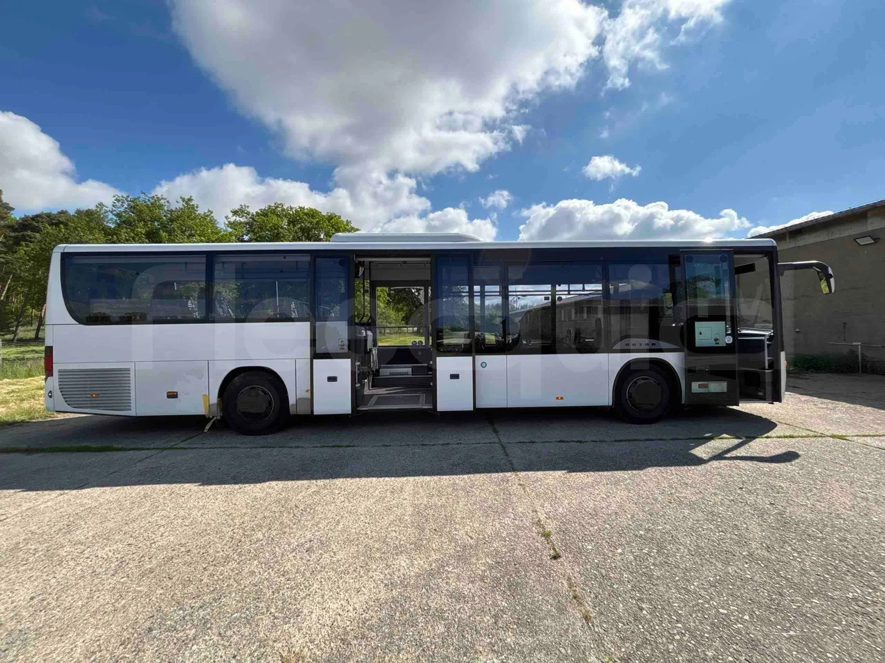 Setra S415 S415 - EUR6 - right side doors open