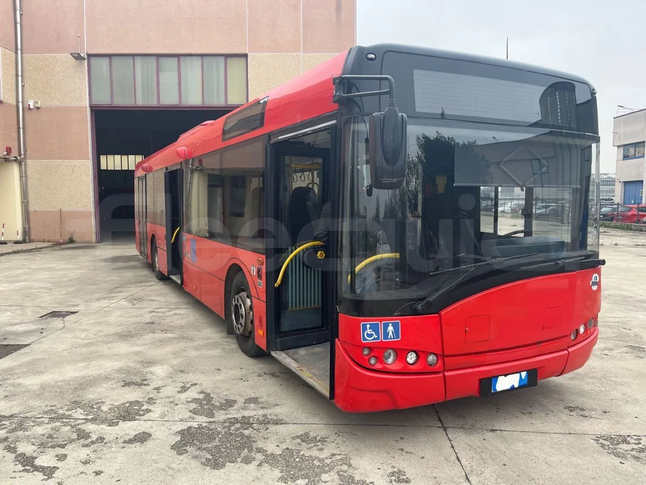 Solaris Urbino 12 - Euro6 - 240kW - 12mt - 3/4 right front doors open