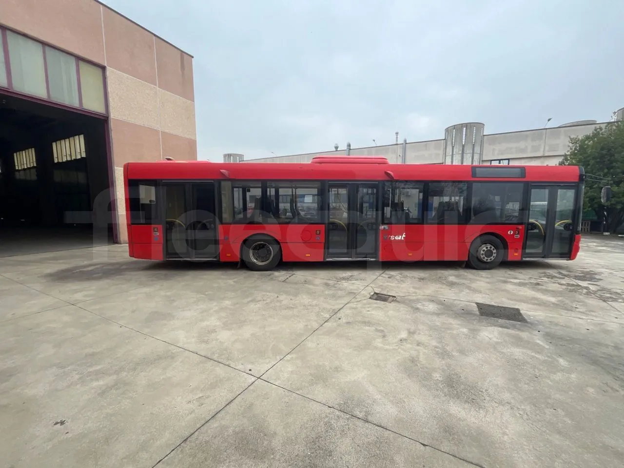 Solaris Urbino 12 - Euro6 - 240kW - 12mt - right side doors closed