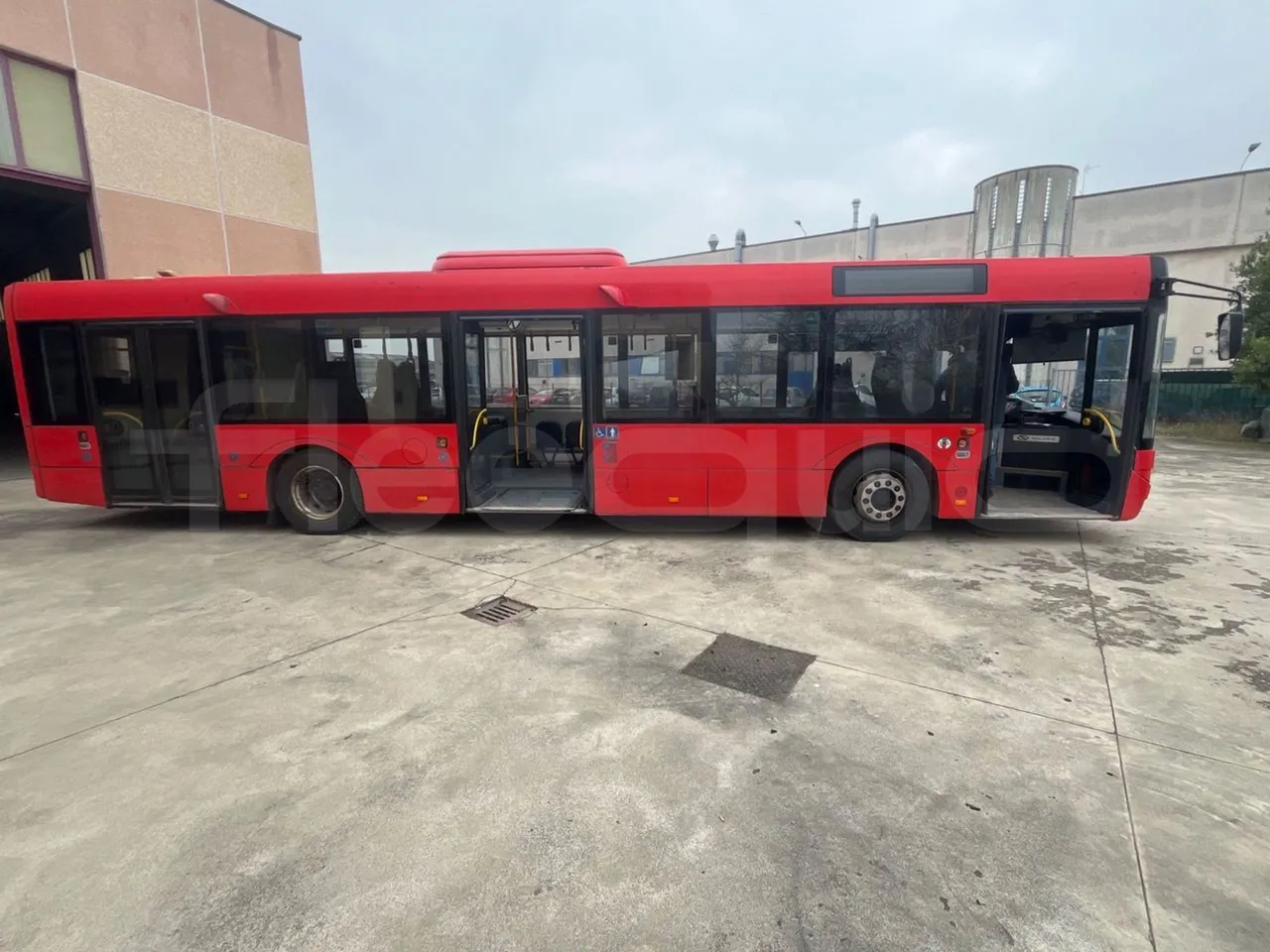 Solaris Urbino 12 - Euro6 - 240kW - 12mt - right side doors open