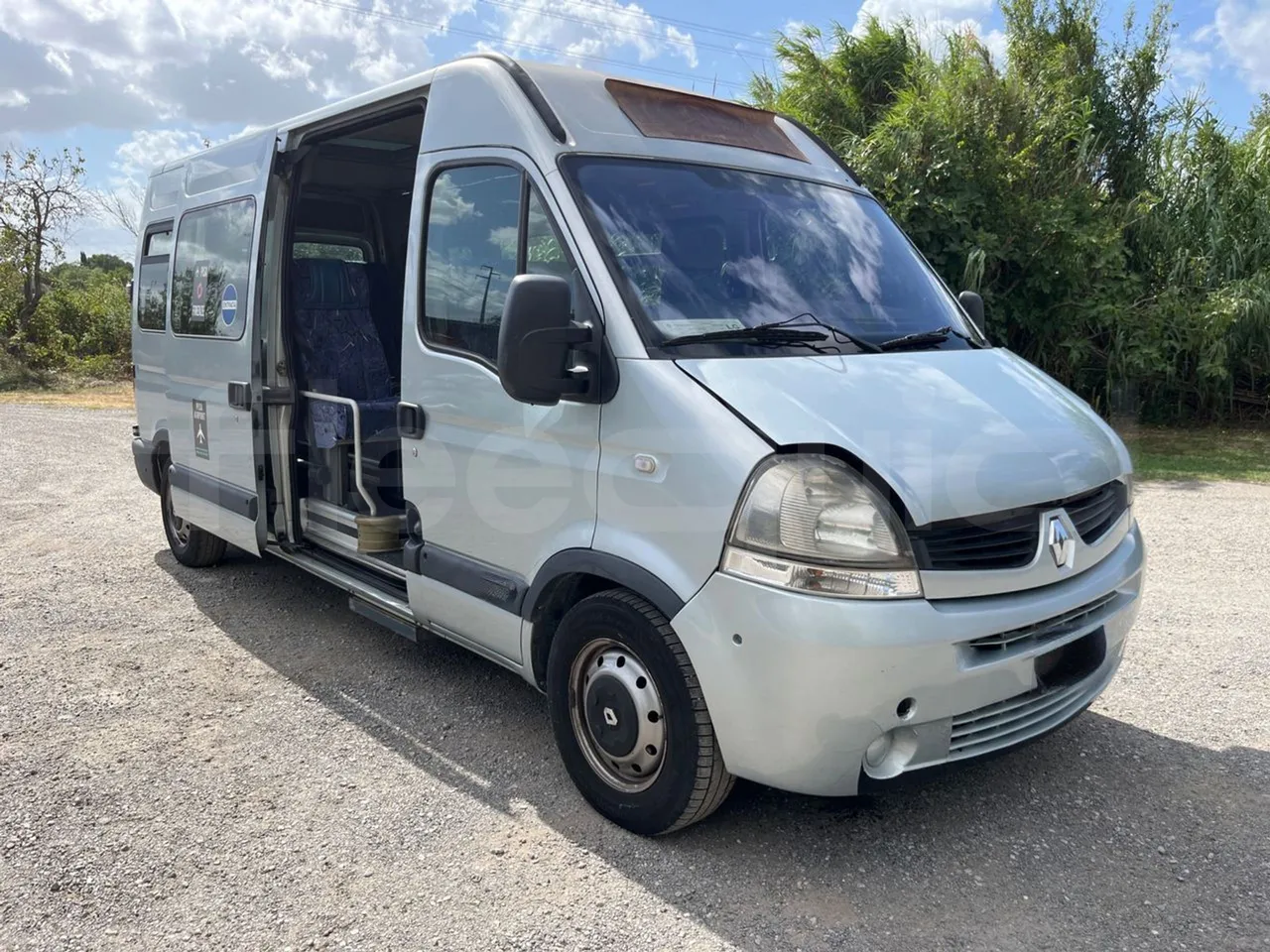 Renault Master NDDYL6 - EUR4 - 107kW - 5,899m - 3/4 right front doors open