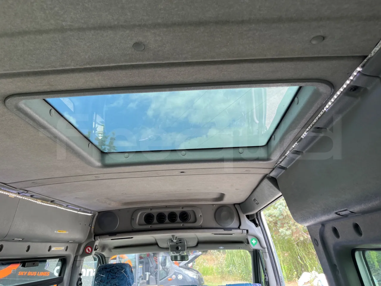 Renault Master NDDYL6 - EUR4 - 107kW - 5,899m - roof hatch 1