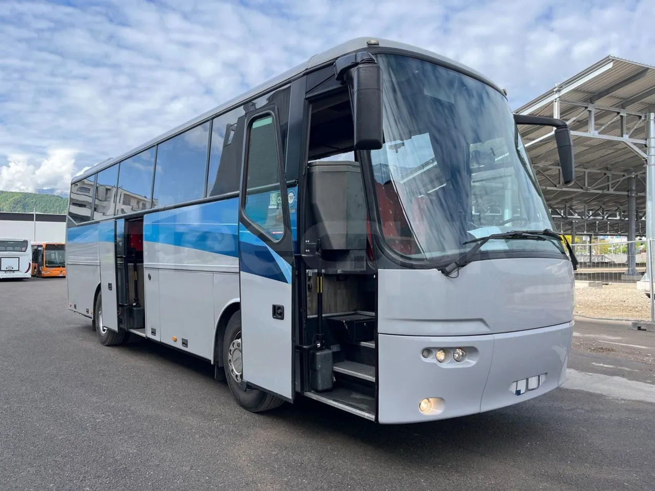 Bova B V Futura FHD FHD - Euro5 - 266kW -10.455mt - 3/4 right front doors open