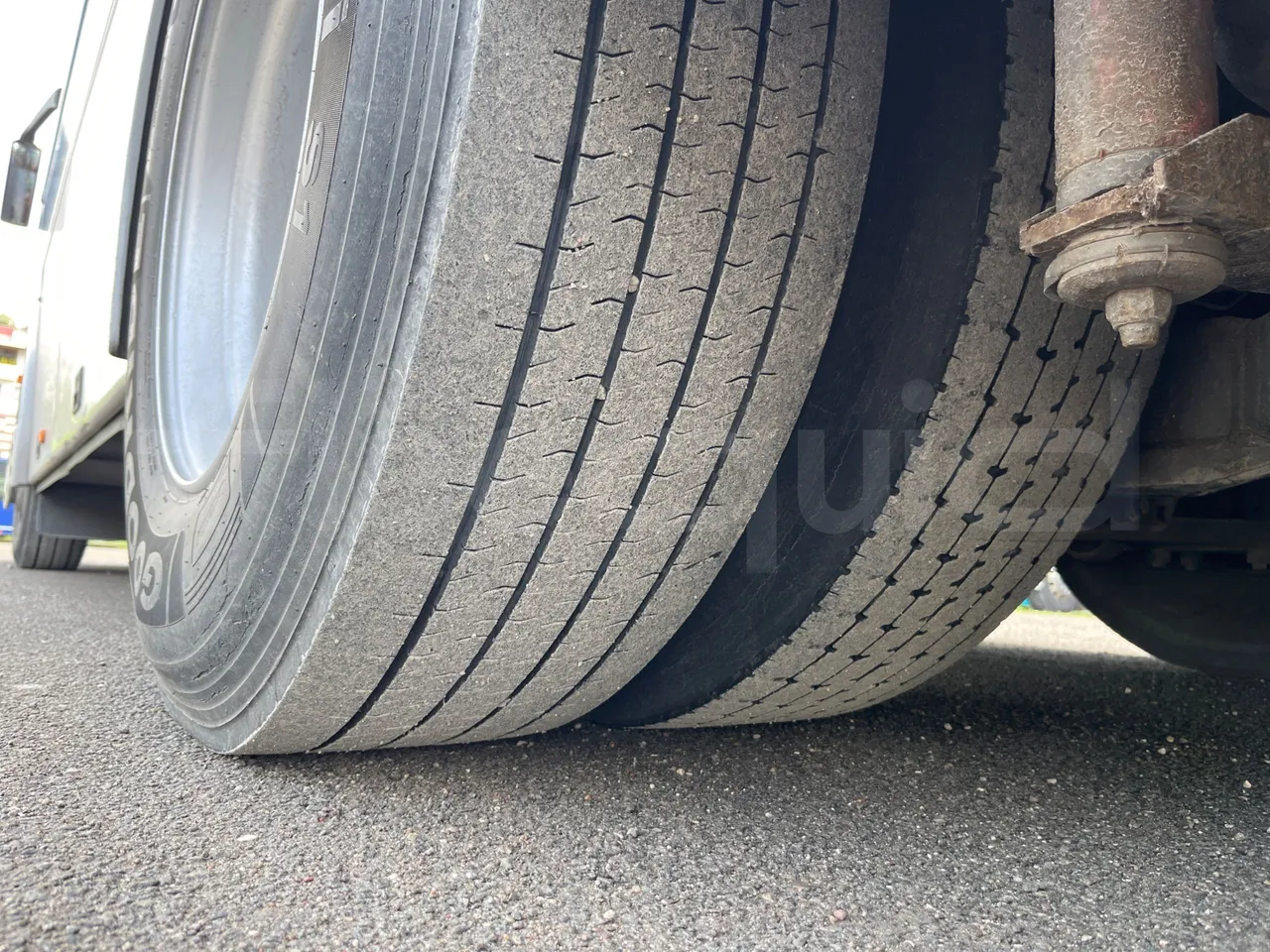 Bova B V Futura FHD FHD - Euro5 - 266kW -10.455mt - tread condition second axle tires left
