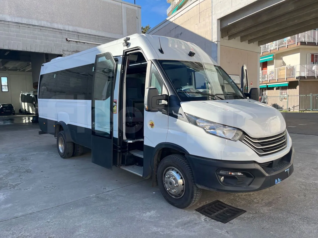 Iveco Daily   A65C18 - Euro6 - 129kW - 7.686mt - 3/4 right front doors open