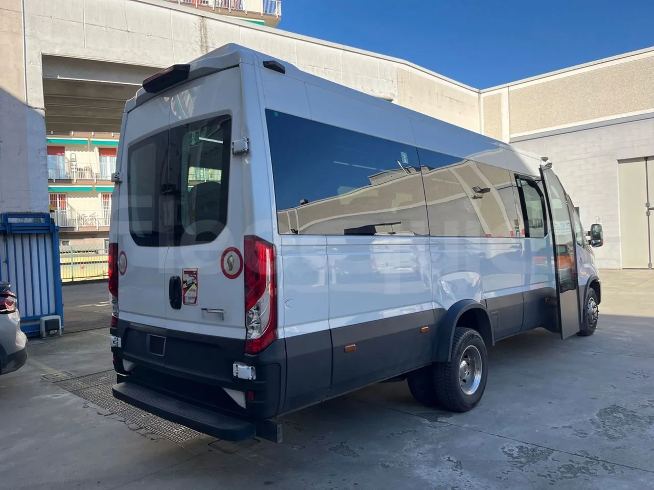 Iveco Daily   A65C18 - Euro6 - 129kW - 7.686mt - 3/4 right rear doors open