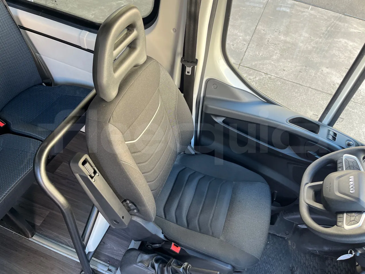 Iveco Daily   A65C18 - Euro6 - 129kW - 7.686mt - driver's seat photo