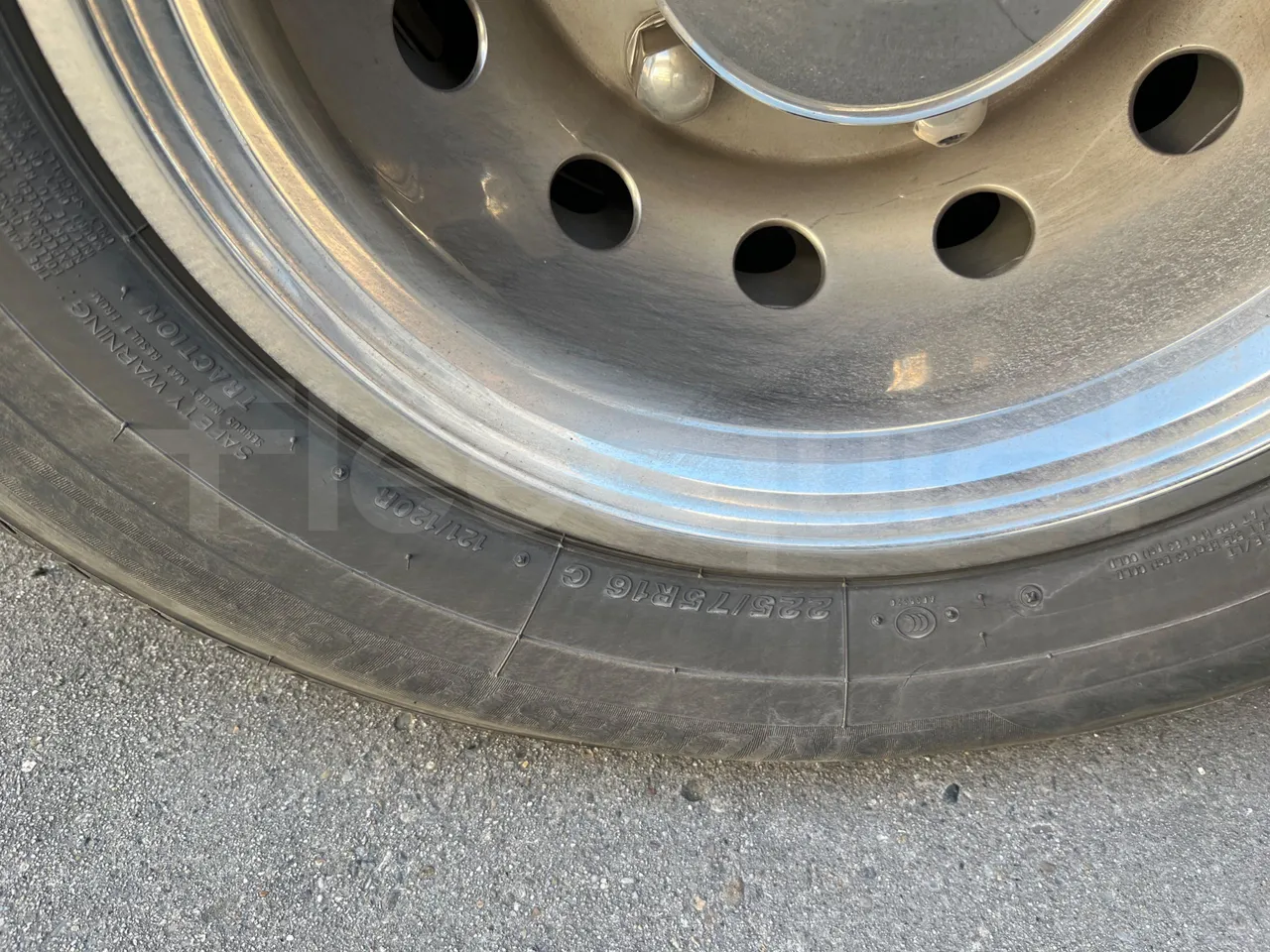 Iveco Daily   A65C18 - Euro6 - 129kW - 7.686mt - tread condition front tires right