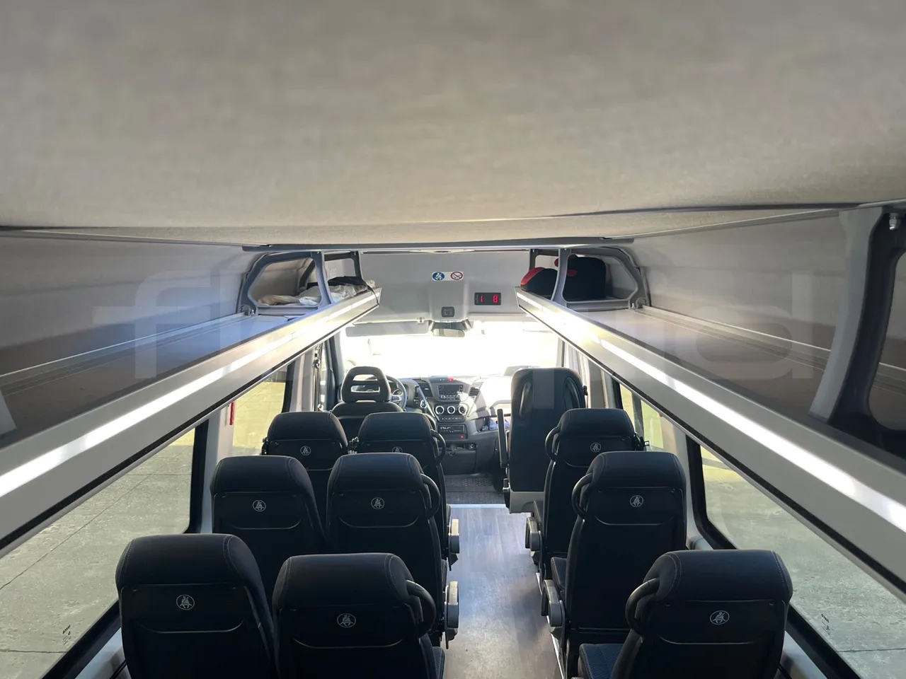 Iveco Daily   A65C18 - Euro6 - 129kW - 7.686mt - overhead compartments photo