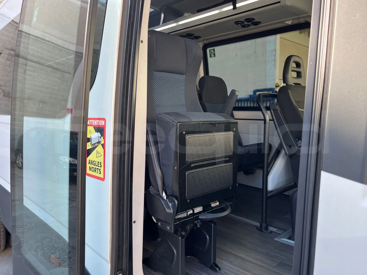 Iveco Daily   A65C18 - Euro6 - 129kW - 7.686mt - hostess seat photo