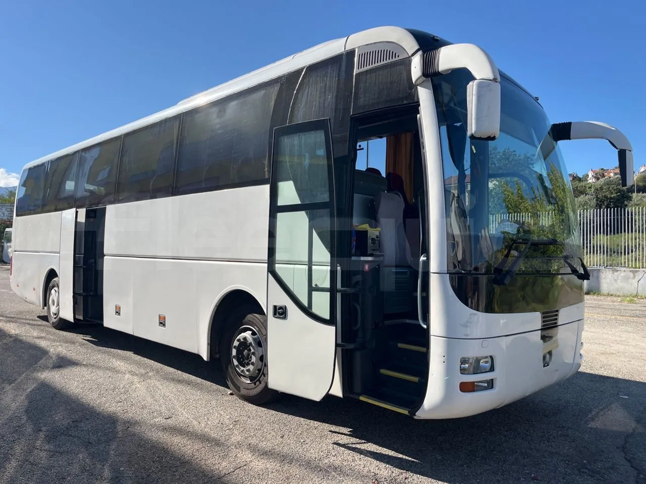 Man Lion's Coach AG R07 - EUR3 - 301kW - 12m -  D2866 LOH34 - 3/4 right front doors open