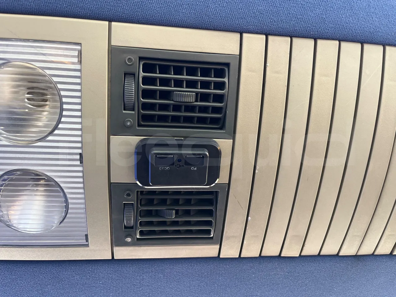 Man Lion's Coach AG R07 - EUR3 - 301kW - 12m -  D2866 LOH34 - usb charging detail